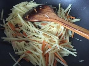 再加入土豆丝翻炒