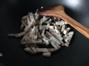 将五花肉切成条状放入锅里盖上锅盖煎出油