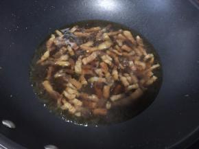 然后倒出多余的油，锅里加入开水、10ml生抽和蚝油盖上锅盖煮沸后改小火慢煮20分钟