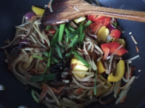 最后加入葱蒜段、蚝油、醋翻炒均匀即可