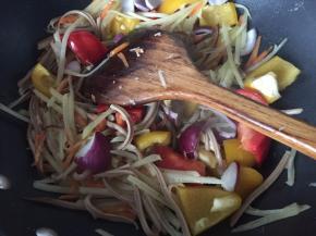 加入洋葱、红黄彩椒炒