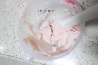 准备豆沙加几滴水搅拌顺滑加入色素混合成自己想要的颜色