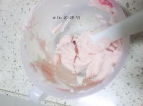 准备豆沙加几滴水搅拌顺滑加入色素混合成自己想要的颜色