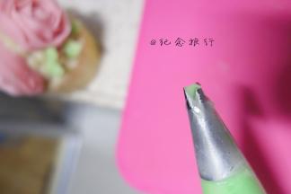 豆沙加入绿色色素混合搅拌顺滑