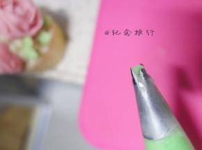 豆沙加入绿色色素混合搅拌顺滑
