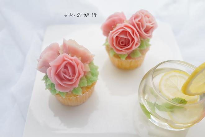 草莓海绵豆沙裱花纸杯蛋糕