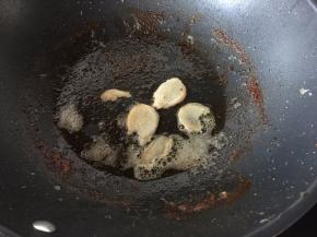 倒出多余的油，利用锅里的余油爆香姜片
