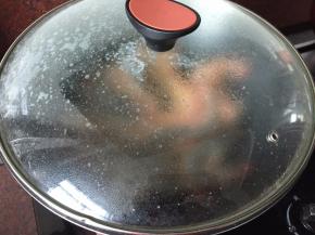 锅里倒入适量的油焖炸至酥香