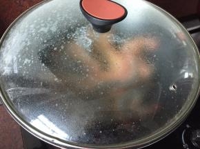 锅里倒入适量的油焖炸至酥香