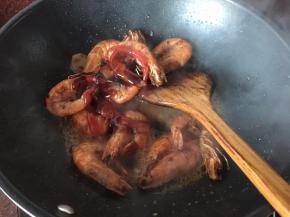 放入虾加入适量开水，挤入番茄酱