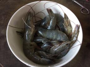 将大虾洗净去须去虾线