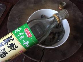 然后加入葱姜料酒和盐腌制10分钟