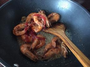 加入蚝油，盖上锅盖焖煮至收汁，中间翻拌