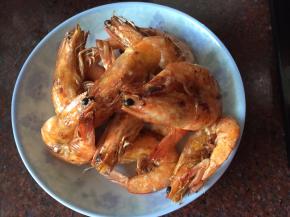 将炸好的虾捞起备用