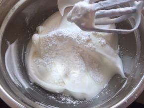 蛋清和蛋黄分离，蛋白加入几滴柠檬汁后用打蛋器打发，再连贯分三次将80g糖粉倒入蛋白霜中打至硬性发泡