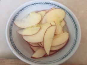 苹果皮用纳米擦擦洗干净后切成薄片，切的时候放入盐水中浸泡