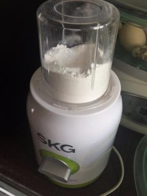 白砂糖用搅拌机搅打成糖粉