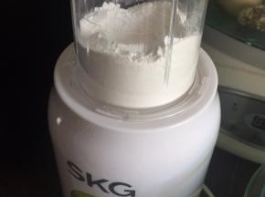 白砂糖用搅拌机搅打成糖粉