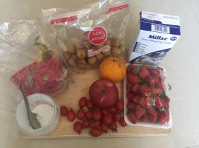 冷却期间准备好蛋糕的奶油装饰部分