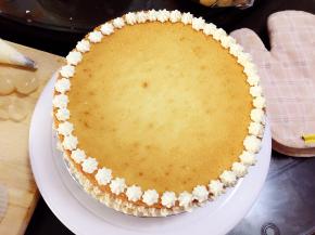 盖上另一片蛋糕，用菊花嘴在蛋糕上挤出小花型