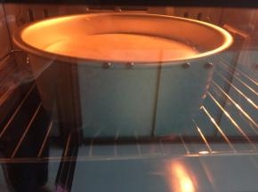 将切拌好的蛋糕糊距模具20cm处倒入，再举高具桌面10cm处震泡两次，烤箱预热后放入烤箱中下层175摄氏度上下火热旋风烤40分钟
