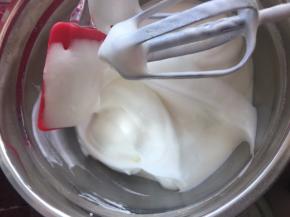 打的时候记得溅到打蛋盆壁的蛋白霜要用刮刀刮入一起打发