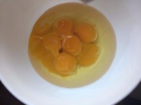 鸡蛋黄加入植物油用打蛋器打发