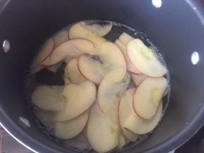然后将切好的苹果片放入锅中煮软