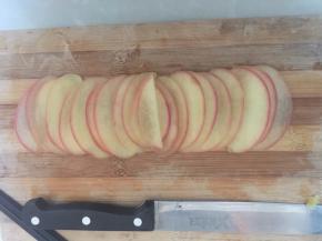 再在案板上排列卷出玫瑰花型，然后放入烤杯中，放入烤箱200摄氏度上下火热风烤20分钟