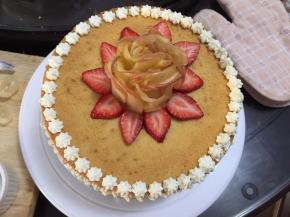 将烤好的苹果放中间，草莓放侧面