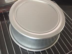 烤好后取出震两下，马上倒扣，等完全冷却才可以脱模