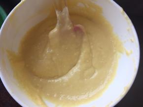 再加入过筛的低筋面粉用刮刀搅拌至无颗粒状，注意不要搅拌过度，以免起筋