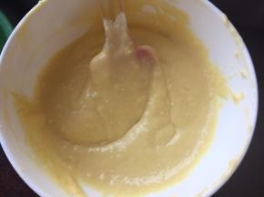 再加入过筛的低筋面粉用刮刀搅拌至无颗粒状，注意不要搅拌过度，以免起筋