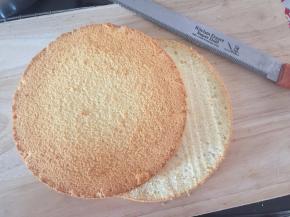 冷却后有面包刀将蛋糕横向切成两半