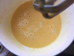 然后加入纯牛奶一起搅拌均匀