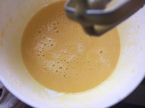 然后加入纯牛奶一起搅拌均匀