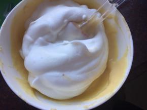 取1/2蛋白霜到蛋黄糊中用刮刀切拌均匀