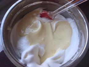 然后将切拌均匀的蛋糕糊倒入剩余的1/2蛋白霜中