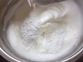 最后加入玉米淀粉混合均匀后一起打发