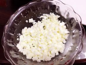 鸡蛋将蛋黄和蛋白分离，蛋白压碎