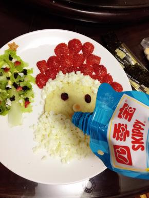 用四季宝花生酱挤出圣诞老公公的嘴巴，撕紫菜碎点缀圣诞树，圣诞树顶挤入花生酱，用牙签挑出星形