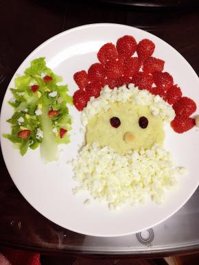 圣诞树上撒入草莓、鸡蛋白、鸡蛋黄碎