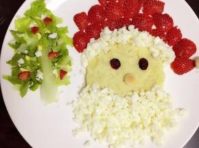 圣诞树上撒入草莓、鸡蛋白、鸡蛋黄碎
