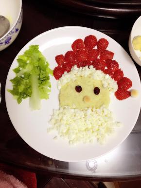 蛋白做圣诞老人的胡子和帽沿，草莓做帽子，蔓越莓做眼睛，旺仔小馒头做鼻子和帽球，生菜做圣诞树