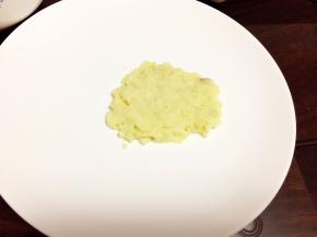 取一盘子勺入土豆泥做圣诞老人的脸蛋