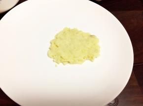 取一盘子勺入土豆泥做圣诞老人的脸蛋