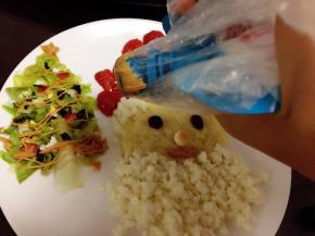 四季宝花生酱口用保鲜膜封住，有牙签戳个洞，挤入圣诞树做点缀