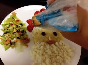 四季宝花生酱口用保鲜膜封住，有牙签戳个洞，挤入圣诞树做点缀