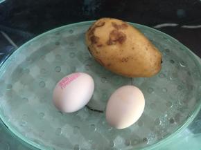 将鸡蛋和土豆蒸熟