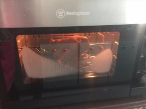 然后将腌制好的鸡放入烤箱中层上下火热旋风200摄氏度烤40分钟